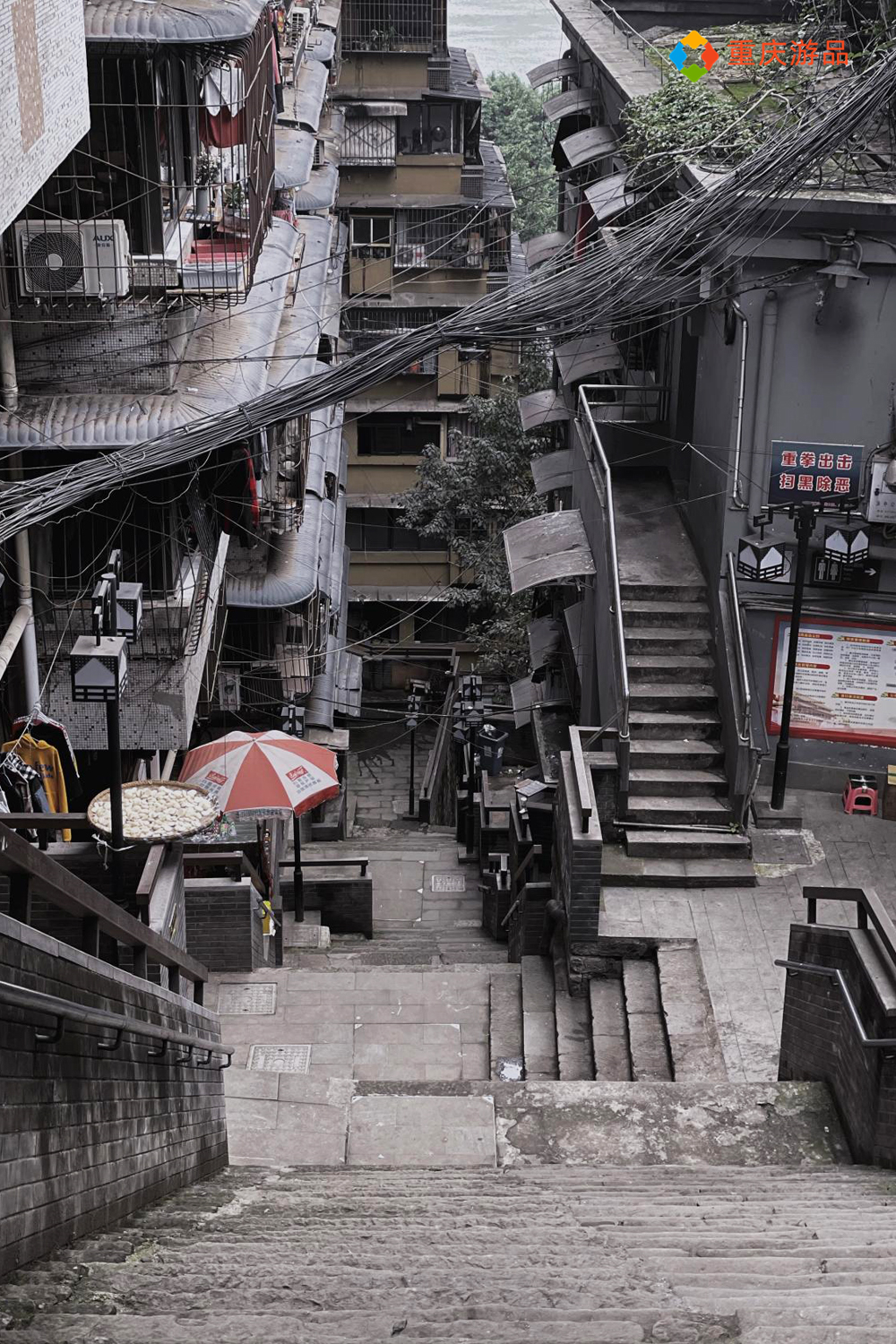 重庆的老街和广州的城中村：都被定义为“落后”，却成了城市特色