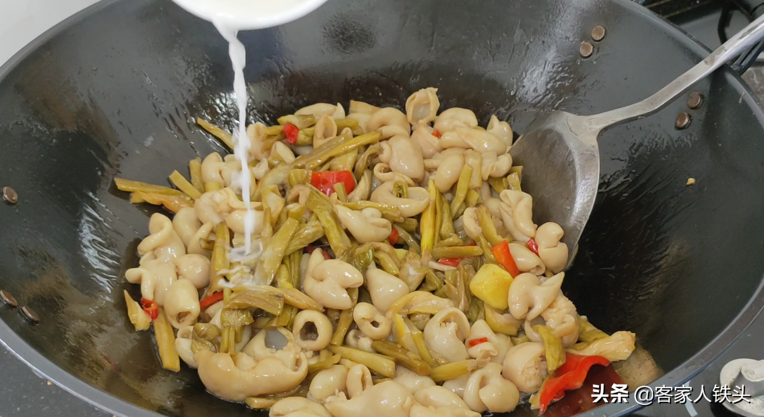 广东人做肥肠为什么那么好吃？教你关键2步，爽口味美孩子也爱吃