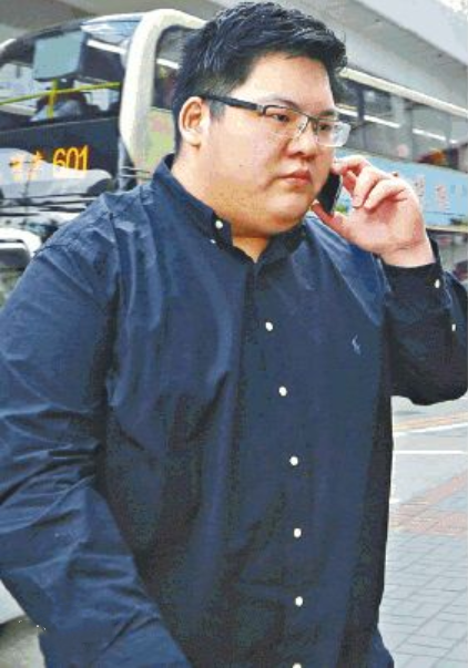 他是《赌神》中的龙五，曾娶李小龙女友，与妻