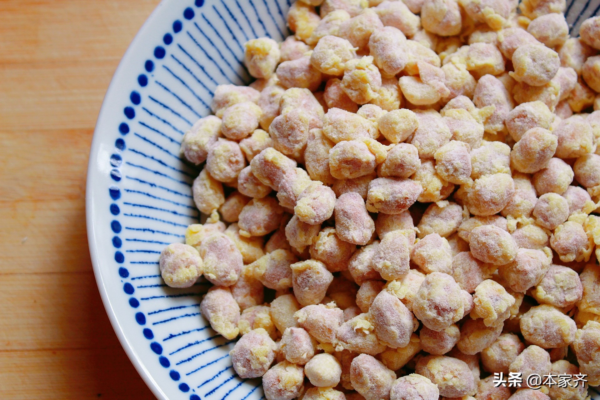 蛋酥花生米的做法，一個雞蛋一碗麵粉，好吃好做，一口一個真是香