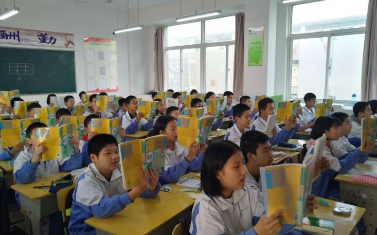 明星偶像被编入书本教材，鲁迅、岳飞文章却被删减，真的合适吗？