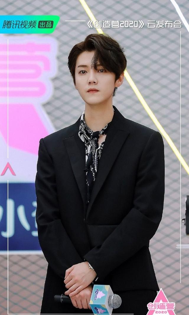 《创3》发布会，宋茜、鹿晗、黄子韬站姿神同步，和张艺兴的一样