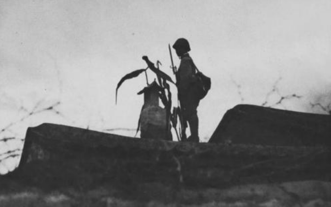 两个站岗的哨兵为啥只配发一支枪？血淋淋的教训记忆犹新