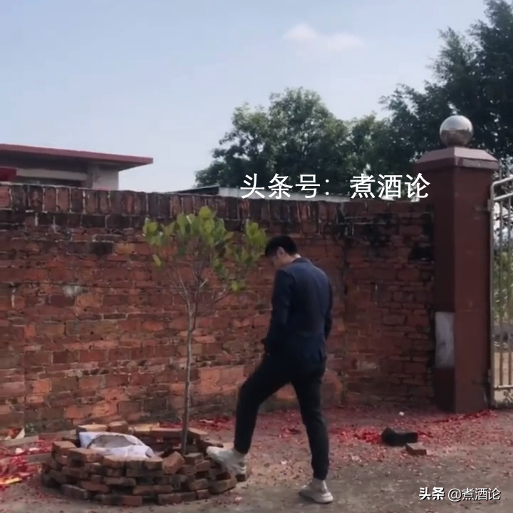外地|过年期间外地女婿的统一姿势火了都是百无聊赖独自徘徊
