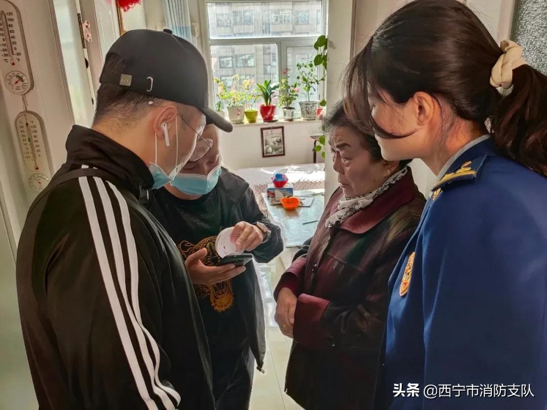 西寧城中消防為百余戶家庭免費安裝獨立式感煙報警器