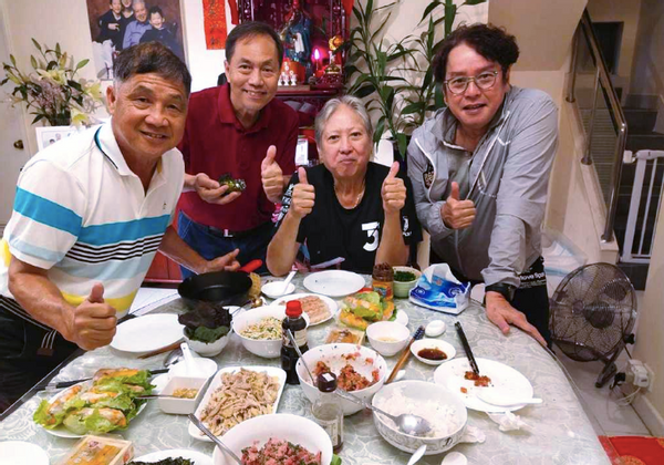 69歲洪金寶與兒孫同框，身材乾癟頸紋明顯，因賣力拍戲坐上輪椅