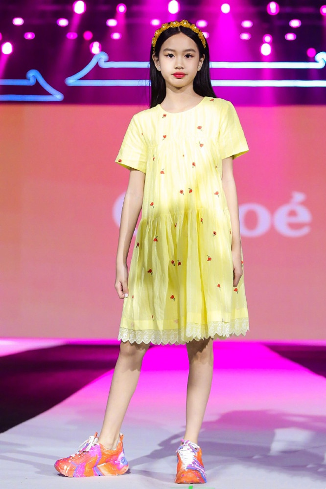 张亮女儿真会打扮，6岁生日穿公主裙出镜好甜，模样酷似哥哥天天