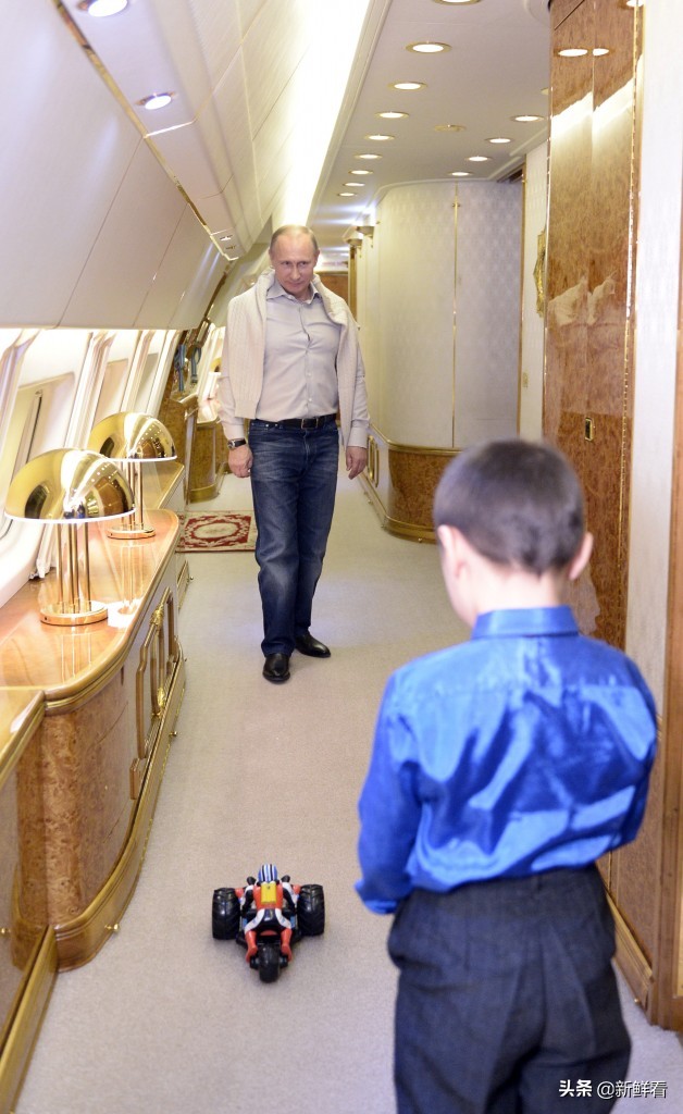 普京的“空军1号”飞机，总统嫌弃旧内饰改装，专机空姐啥样？