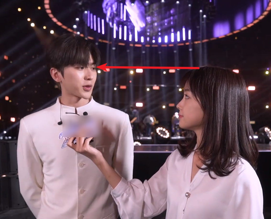 Ice of ice of Cai Xukun king is the same as casing first degrees, the station has Cp to feel very much together, this height needs 2 people I look however be stupefied