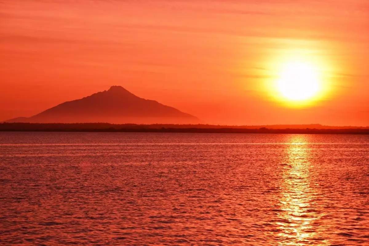 描写夕阳晚霞的唯美句子 发朋友圈夕阳唯美短句图片