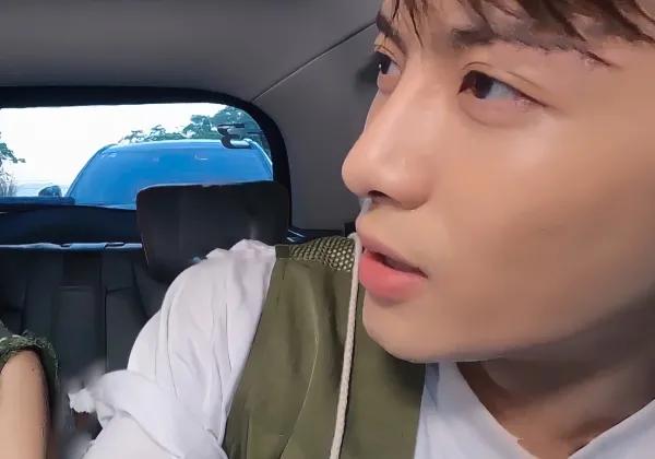 被夹在王嘉尔董思成中间时，baby坐姿谁注意？已