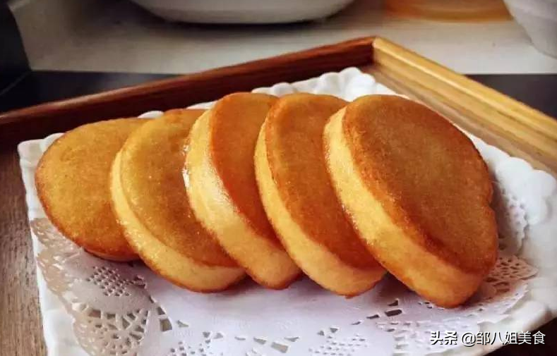 炸馒头片，不要裹蛋液，巧用一个料，馒头片更酥脆，吃着不油腻