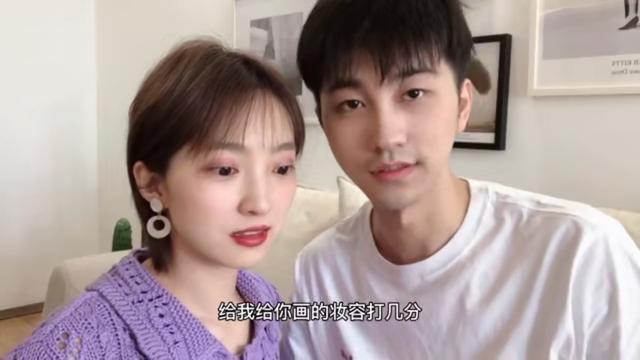 赵琦君给杨凯雯画妆，手法娴熟但效果糟糕，凯雯不气不恼煞是可爱