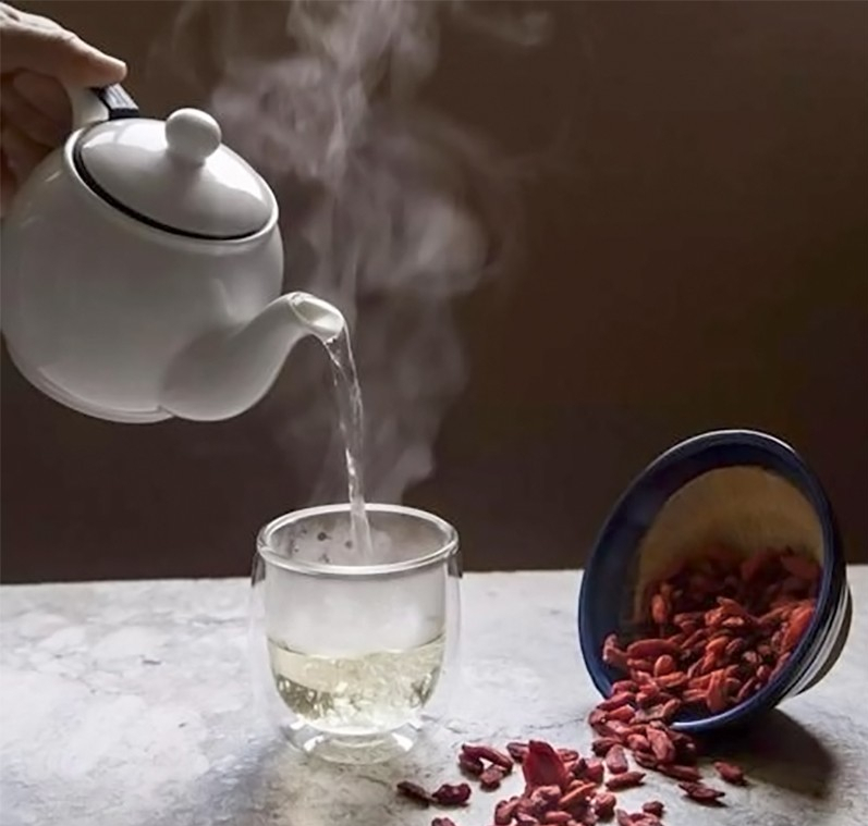 以前玻璃杯倒開水時會炸，現在就很少出現，難道玻璃還有“假”？