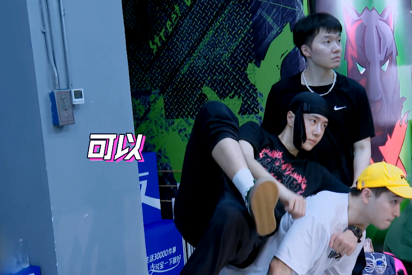 《街舞3》水灌鼻子、浑身摔伤，为配合节目组要求，选手付出太多