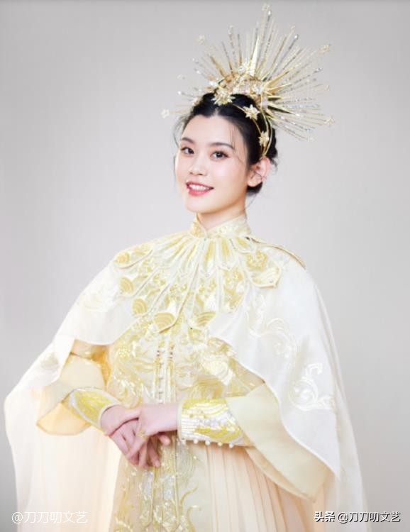 八字|众星春晚首秀谁赢了杨幂红裙惹火 倪妮白到发光张雨绮土上天