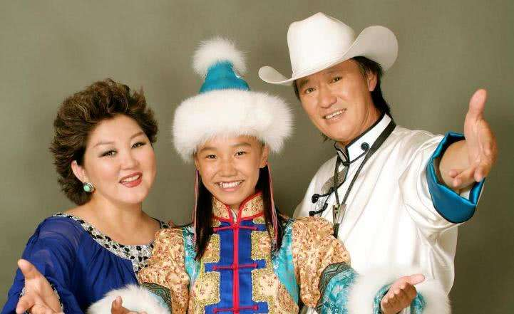 吉祥三宝过去14年：爸爸逝世，妈妈隐退，演女儿