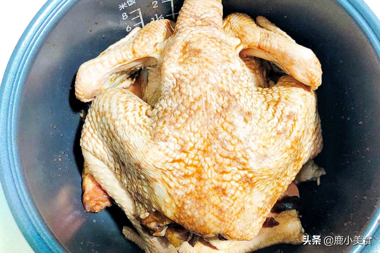 原来电饭锅也能做盐焗鸡，肉嫩软烂，咸香十足，关键做法超省事