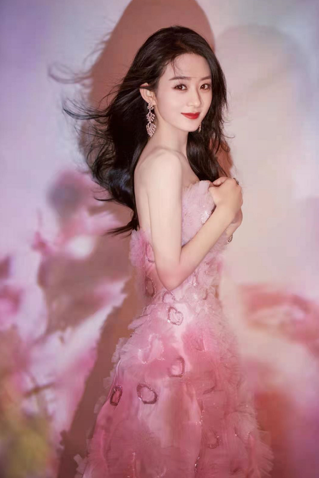 赵丽颖穿心形网纱裙，虽然是粉色但一改甜美气