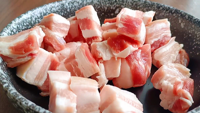 五花肉不要紅燒啦，淋2個雞蛋，你想不到的做法，每次上桌不夠吃