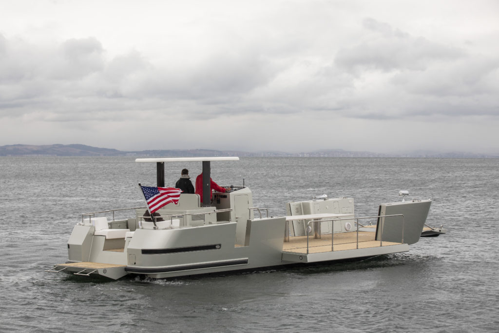 Reliant X40L多功能全铝40尺接驳船，可带上一辆路虎揽胜登岛