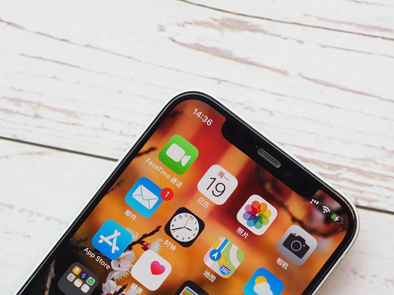 iPhone 12配件努比亚磁吸快充上手体验：好用不发热，带壳不脱落