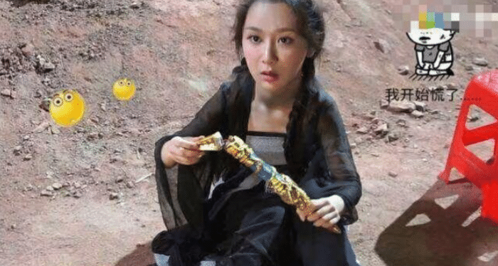 演员片场休息时都在干嘛？第一张我忍，杨紫这张我能笑一天