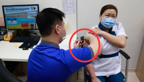 新加坡新冠疫苗接種延伸出手套門，自此疫苗接種無手套