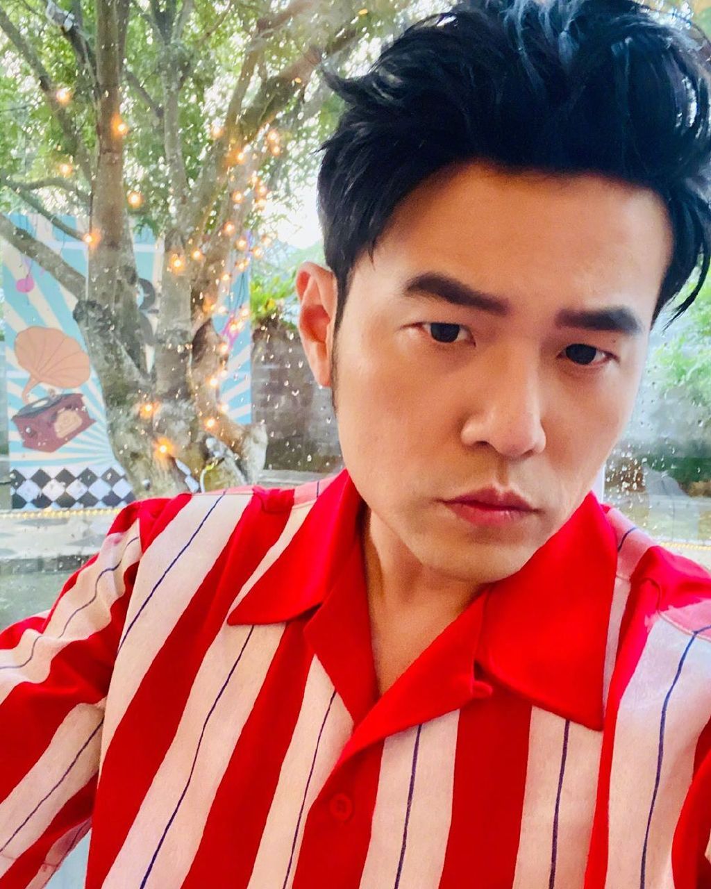 周杰伦出道20周年晒青涩旧照，清新俊逸，网友自称一直都是颜粉