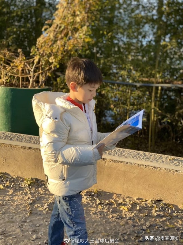 霍思燕带嗯哼现身《燃野少年的天空》首映活动，8岁的嗯哼长大了