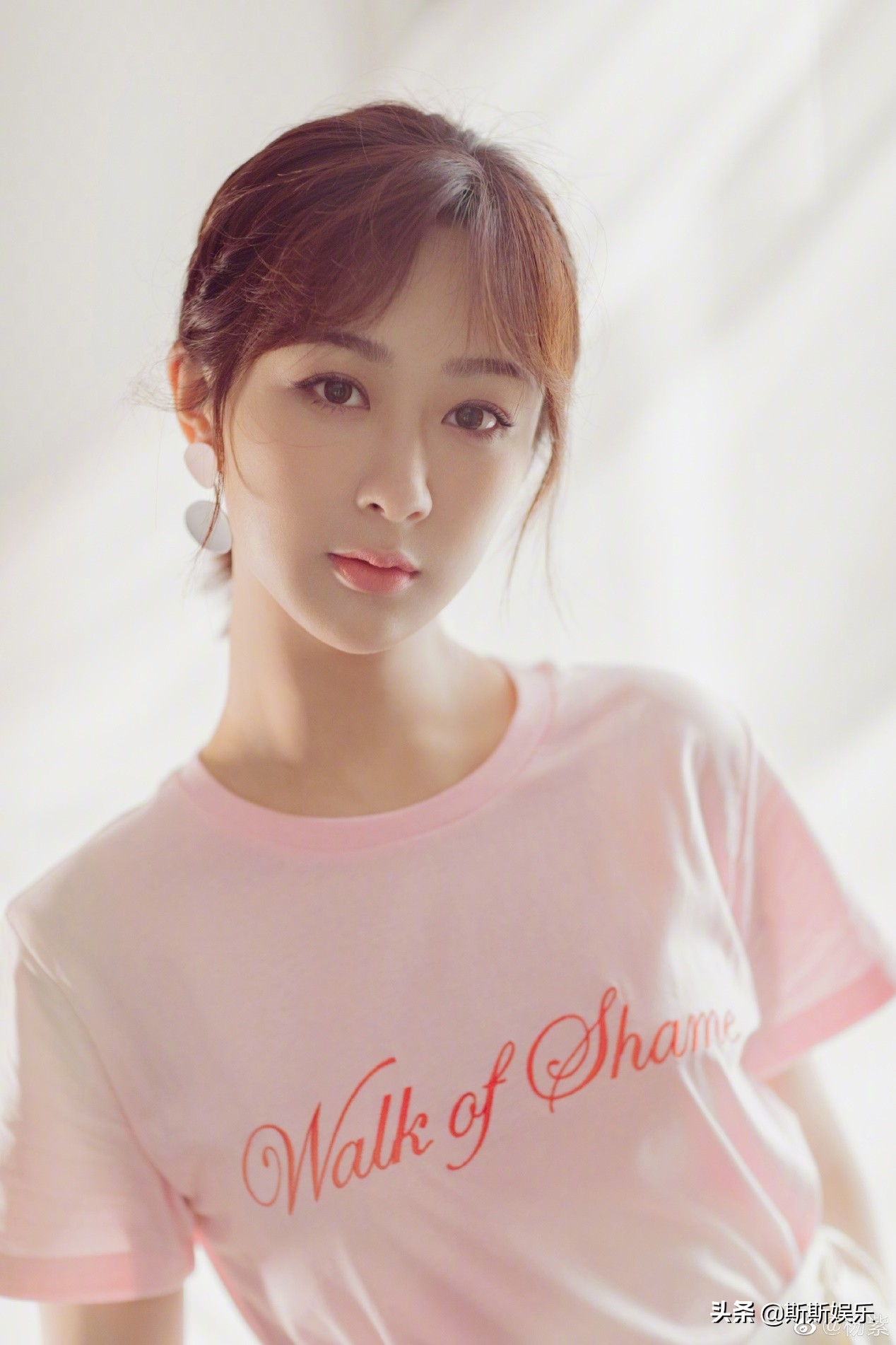 杨紫黑粉被罚10万，被告后却装病卖惨，法庭上哭