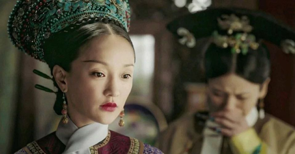 周迅被爆离婚后首现身，颈纹眼袋发际线后移，