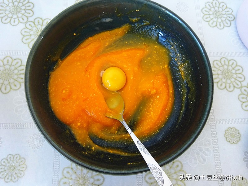 立秋后黑芝麻要常吃，教你做最好吃的胡萝卜黑芝麻饼，营养翻倍