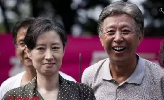 刘敏涛现身苍蝇小馆，被偷拍疑似黑脸，素颜被