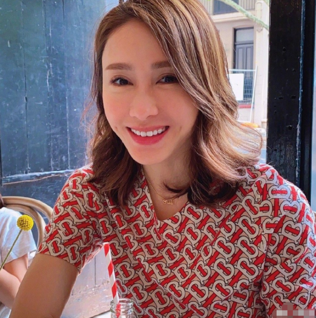 歲月不敗美人！ 黎姿李嘉欣共享下午茶，閨蜜倆凍齡狀態羨煞旁人