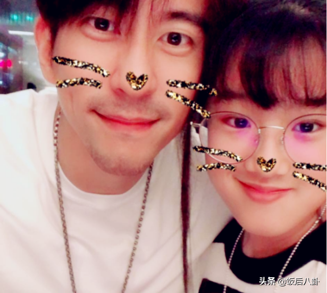 梧桐妹晒全家福，咘咘做鬼脸表情搞怪，波妞门牙掉了笑得很可爱