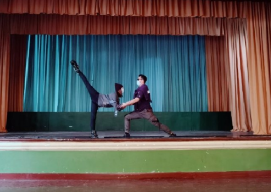 郑恺为女儿办百日宴，苗苗打扮得低调简朴，郑