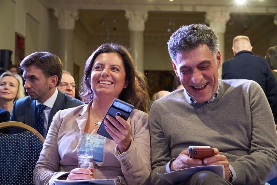 俄罗斯讽刺节目�黑脸�演员扮演奥巴马，美媒：你种族歧视了