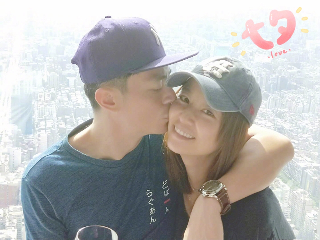 林心如4歲女兒近照曝光，穿連衣裙抱霍建華大腿撒嬌，太像洋娃娃