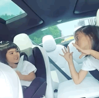 贾静雯修杰楷晒女儿户外骑自行车、打篮球，姐妹俩越来越像双胞胎