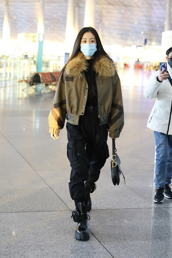 张碧晨一身飞行夹克更英气，当妈之后仍然自立