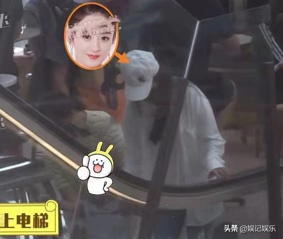 赵丽颖送儿子回冯绍峰住处，两人离婚后相处融洽，至今不舍换情头