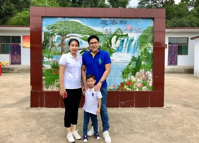 霍啟剛週末攜妻兒看畫展，兒子專注女兒秀氣，郭晶晶穿搭氣質佳