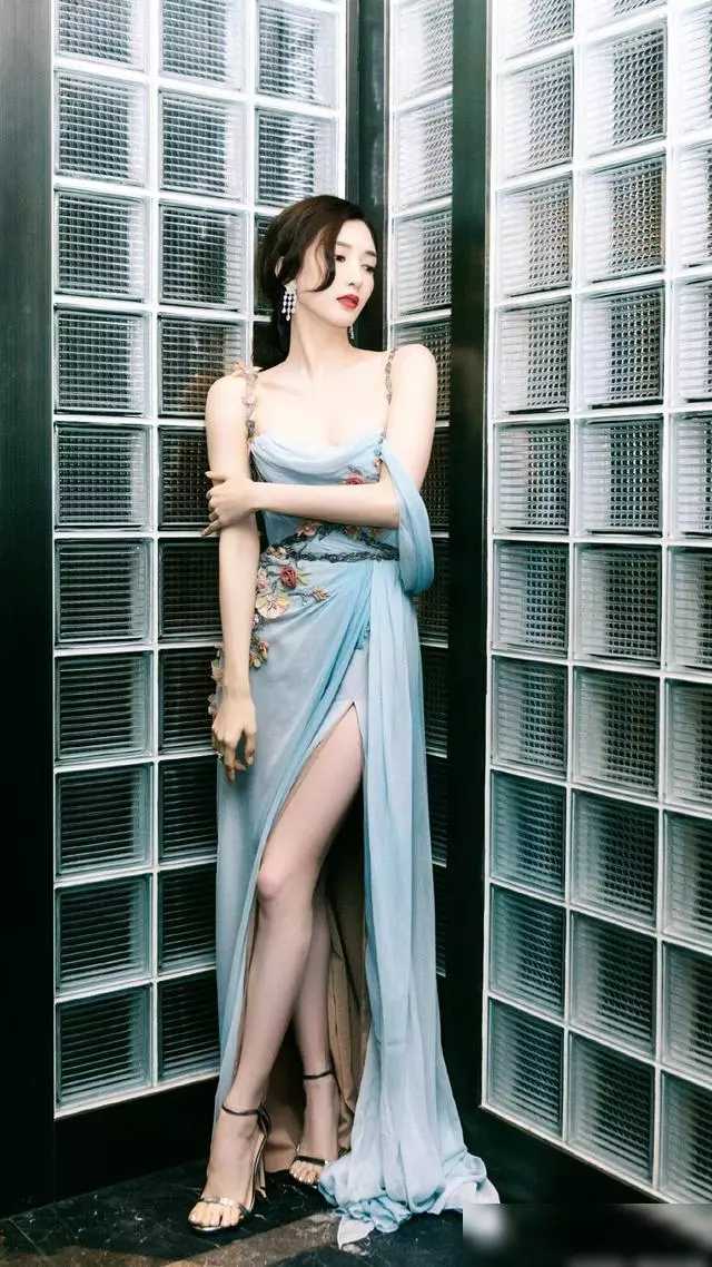 34岁的江疏影，成“小姐姐”真是迷人，迷人的穿