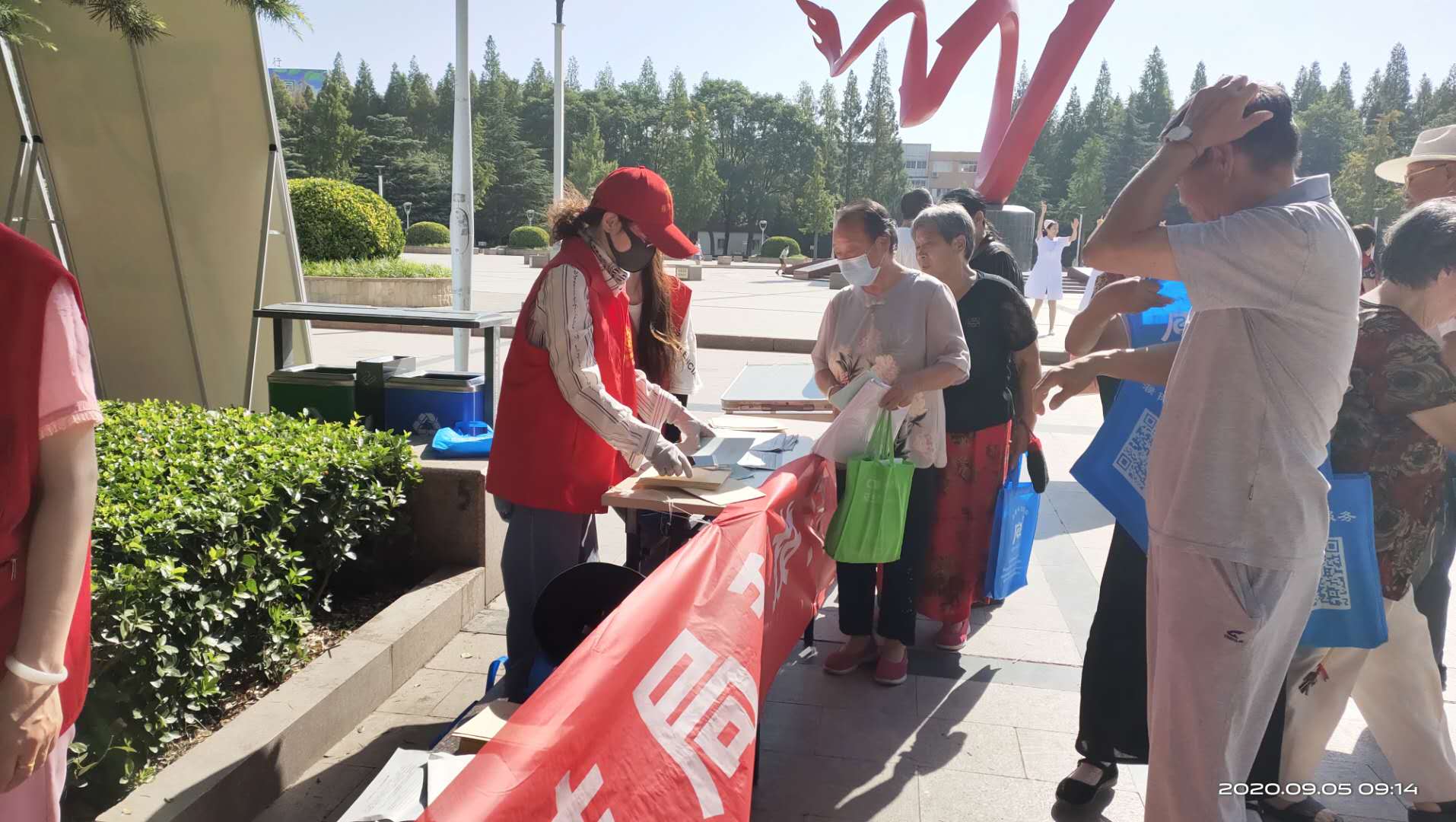 市科技局开展龙都广场周六志愿服务活动