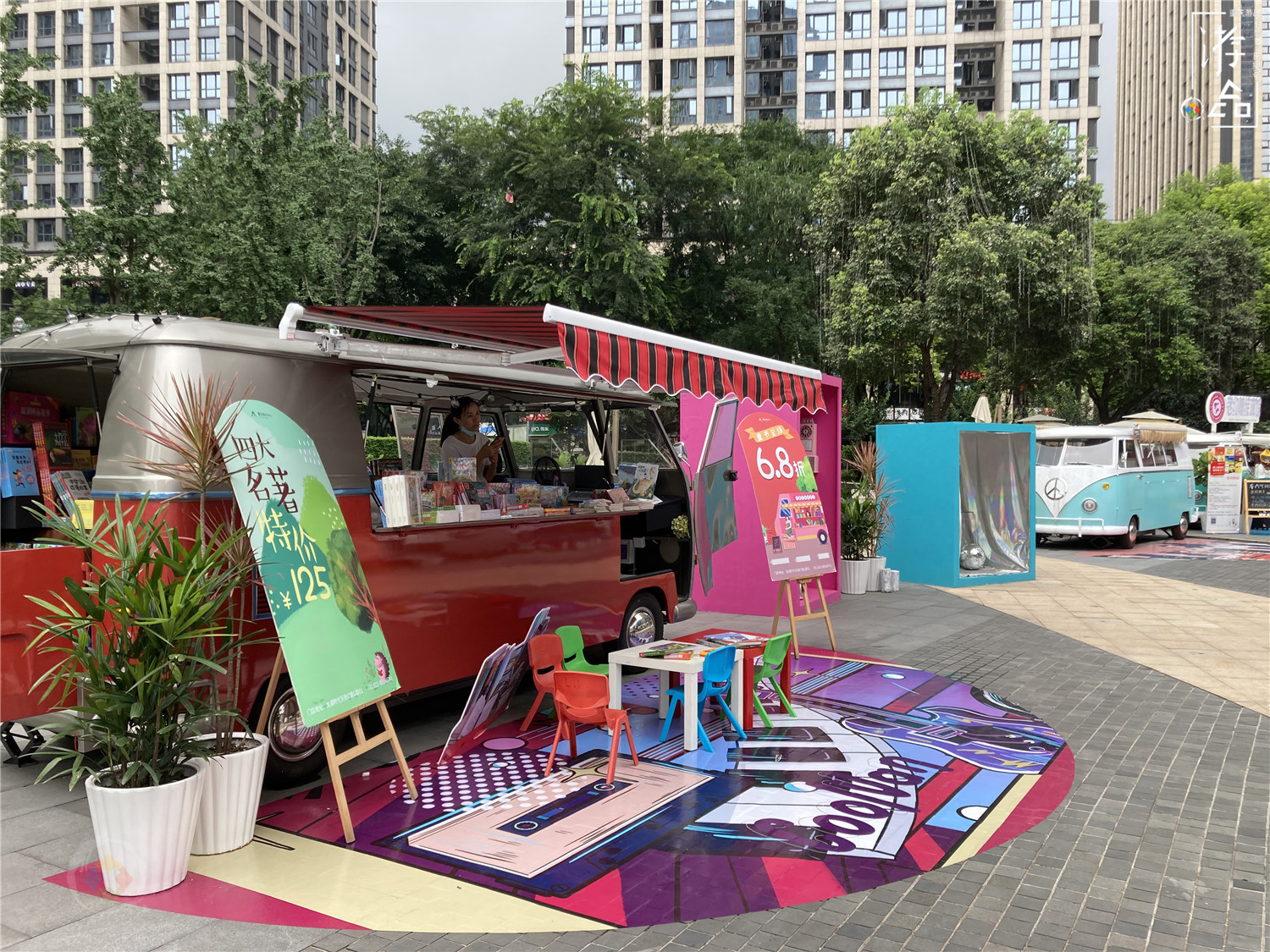 每天营业14个小时，比商场灵活的篷车集市，能否成为重庆主流？