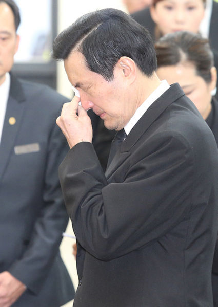 馬英九每年到這個時候都會道歉甚至流淚，仍被台獨羞辱抵制