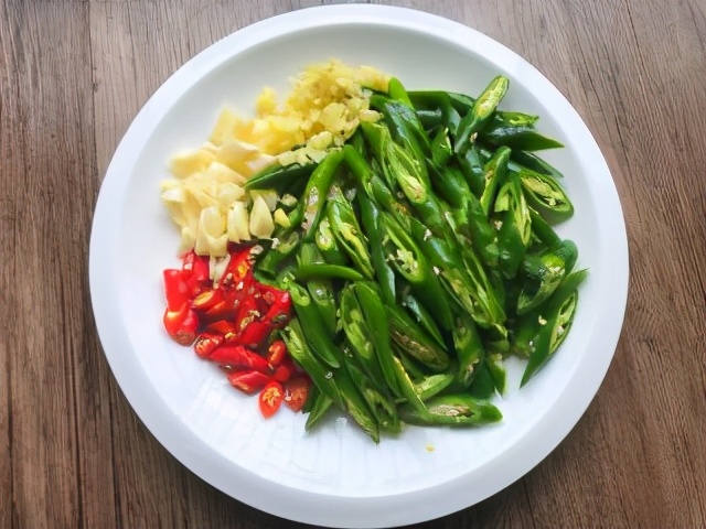 Many people make mistakes in the small farm pork, the chef teaches you the correct method, it is spicy and delicious.