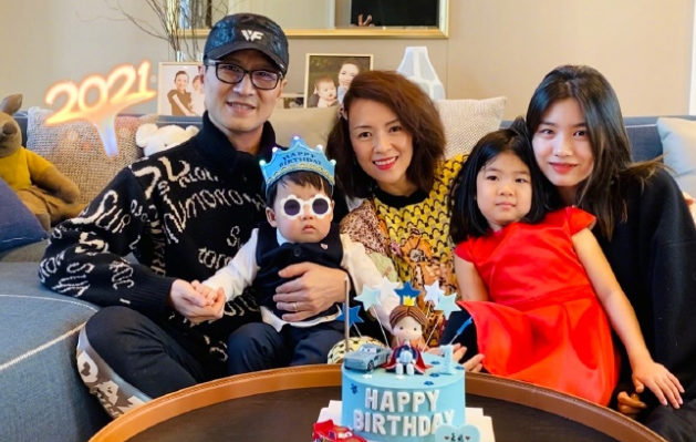 汪峰一家五口齐出镜，15岁小苹果越长越像章子怡