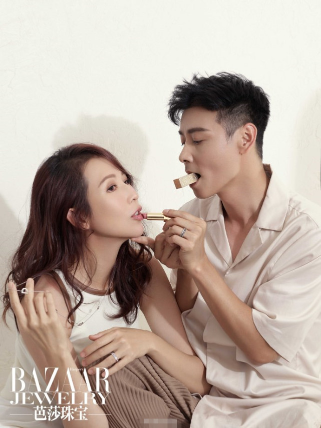 蔡少芬夫妇七夕大撒糖，张晋帮老婆涂口红上演摸头杀，甜如初恋